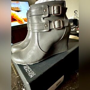 BNIB Kenneth Cole grey wedge boots - size 6